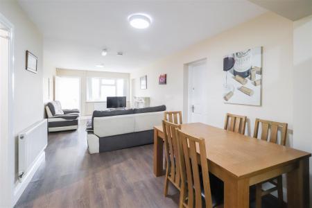 21 Esher Drive-6.jpg