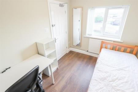 21 Esher Drive-15.jpg