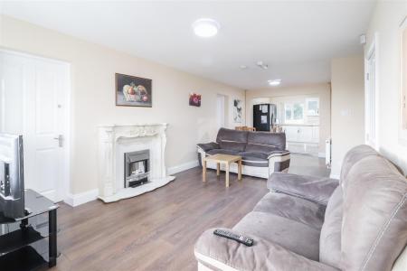 21 Esher Drive-7.jpg