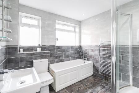 21 Esher Drive-23.jpg