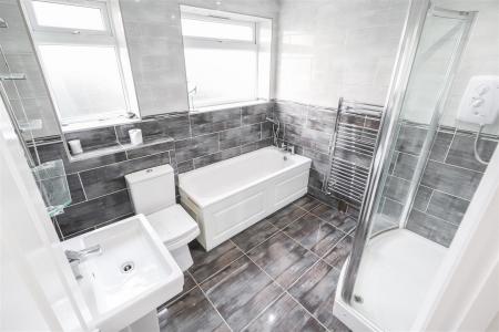 21 Esher Drive-24.jpg