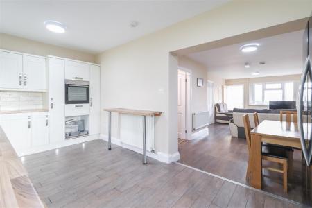 21 Esher Drive-5.jpg