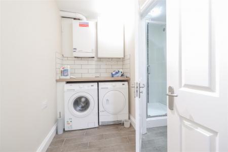 21 Esher Drive-11.jpg