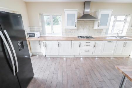21 Esher Drive-4.jpg