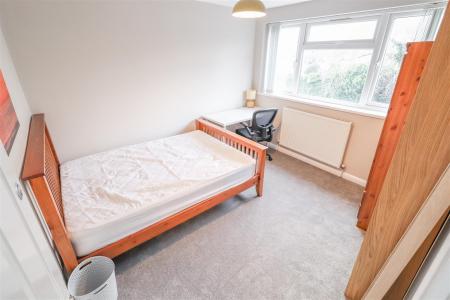 21 Esher Drive-21.jpg
