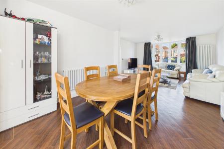 Lounge/Dining Room