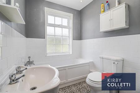 EN SUITE BATHROOM TO BEDROOM ONE