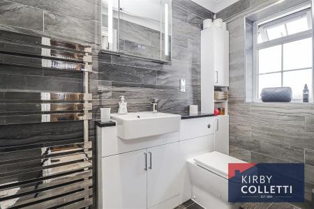 EN SUITE SHOWER ROOM