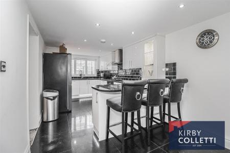 KITCHEN/BREAKFAST ROOM