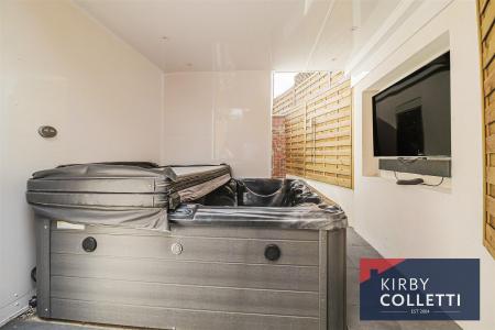 HOT TUB/STEAM ROOM AREA