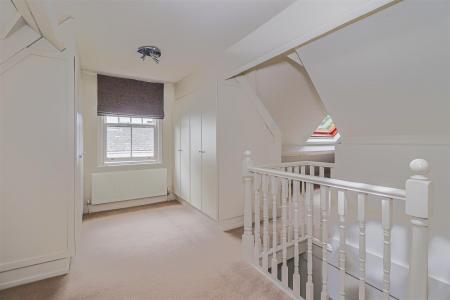 FIRST FLOOR LANDING/ DRESSING AREA