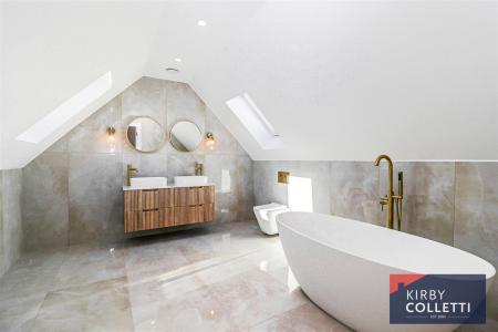 EN SUITE BATHROOM TO PRINCIPAL SUITE