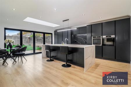STUNNING FITTED KITCHEN/FAMILY ROOM