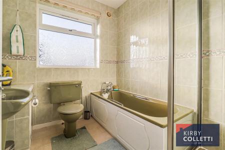 FAMILY BATH/SHOWER ROOM