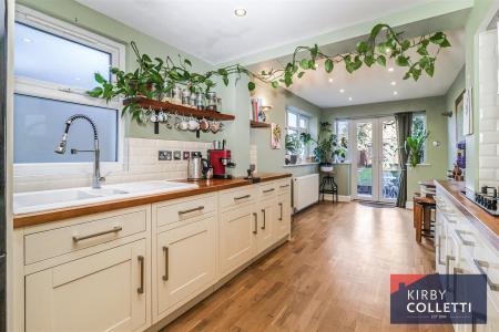 RE-FITTED KITCHEN BREAKFAST ROOM
