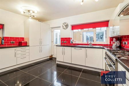 KITCHEN/BREAKFAST ROOM