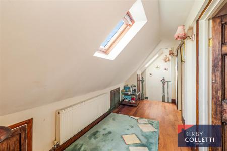 FIRST FLOOR LANDING