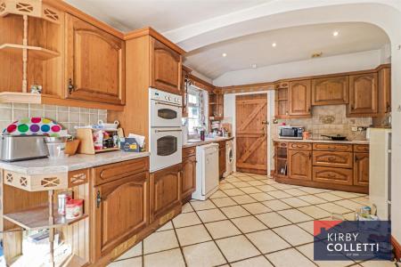 KITCHEN/BREAKFAST ROOM