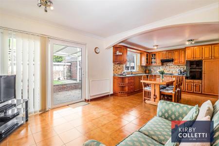 KITCHEN/BREAKFAST ROOM