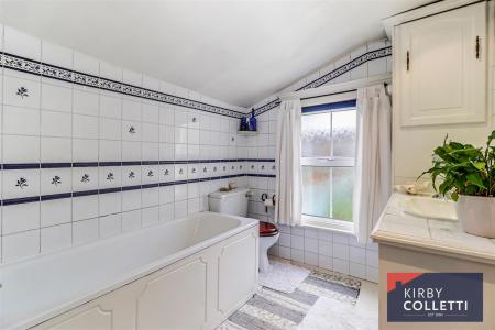 UPSTAIRS BATHROOM