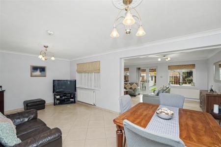 LOUNGE/DINING ROOM