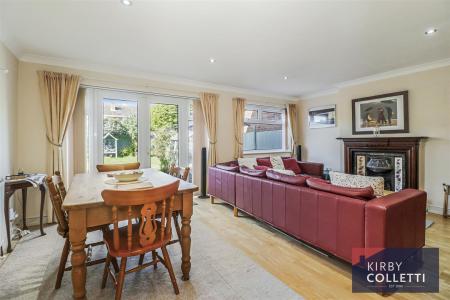 LOUNGE/DINING ROOM