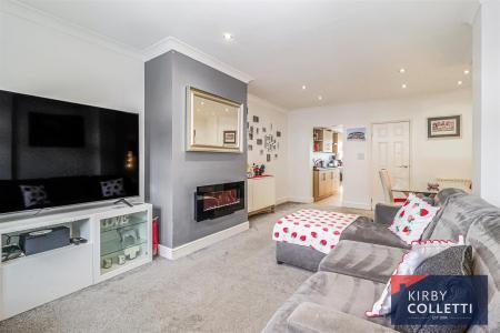 LOUNGE/DINING ROOM