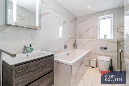 FAMILY BATH/SHOWER ROOM