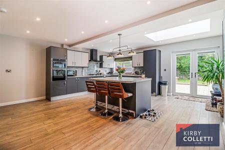 KITCHEN/FAMILY ROOM