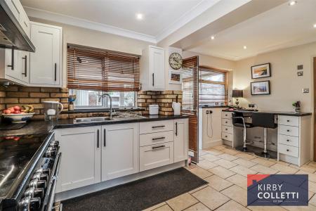 KICTHEN/BREAKFAST ROOM