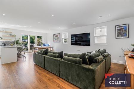 KITCHEN/FAMILY ROOM