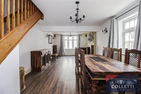 LOUNGE/DINING ROOM