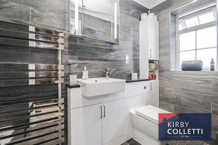 EN SUITE SHOWER ROOM