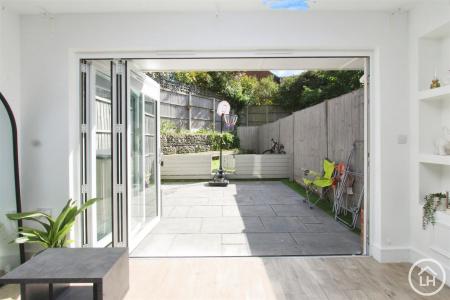 Lounge /Diner (Bi-folding Door)