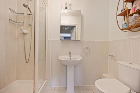 BCLR - 7 Bampton Drive - Ensuite Bedroom 1 (4).jpg