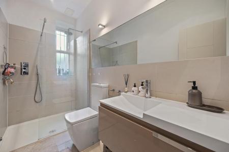 RCLR- 1A, 75 compayne gardens- bathroom 3 (1).jpg