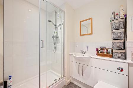 LR - Flat 7, 45 Vivian Avenue - Ensuite1 (1).jpg