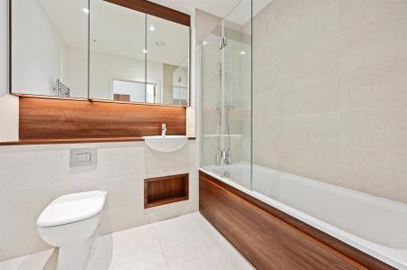 BCLR - 10 Collingford Court - Bathroom (4).jpg