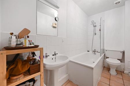 RCLR- 48 byron mews- bathroom 3 (1).jpg