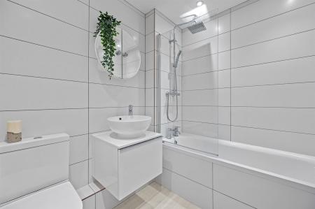 BCLR - 4 Chatten Court - Bathroom (4).jpg