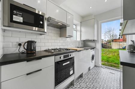 RCLR- 28 chitern gardens- kitchen 3_1.jpg