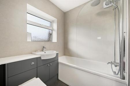 RCLR- 28 chitern gardens- bathroom 3_1.jpg