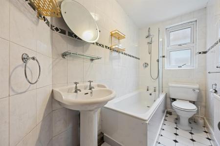 LR - FFF, 29 Minster Road - Bathroom3 (1).jpg