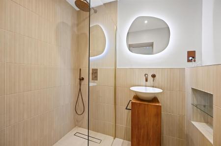 RCLR- 12 gladstone court- bathroom 1 (1).jpg