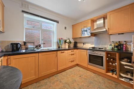 RCLR- flat 2, 7 kingscroft road- kitchen 3 (1).jpg