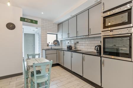 A08 - 9a Seymour Pla