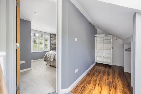 3 - 180 Victoria Roa