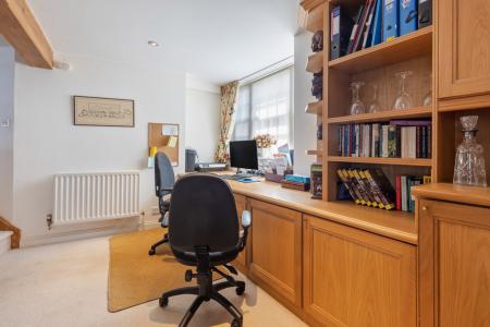 A16 - 4 Horn Hill, D