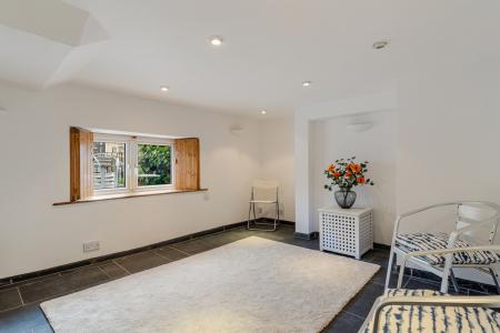 4 Courtyard 69 South