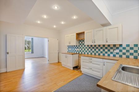 8 Kitchen 19 Coombe